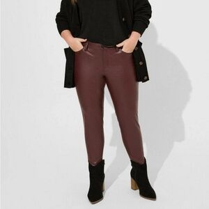 🏷️Torrid Perfect Skinny Faux Leather Mid Rise Pant 18 Short Sassafrass